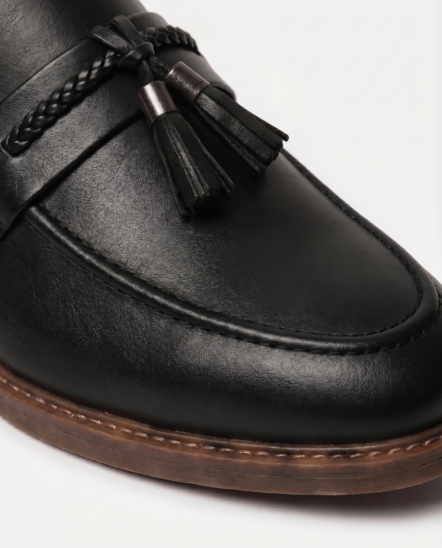 Mocassiner i läder med tofsar